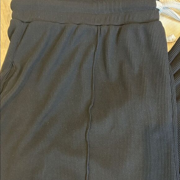 Loungewear Matching Set, Cream Crop Top and Black Wide Leg Pants, Size XL - Picture 7 of 9